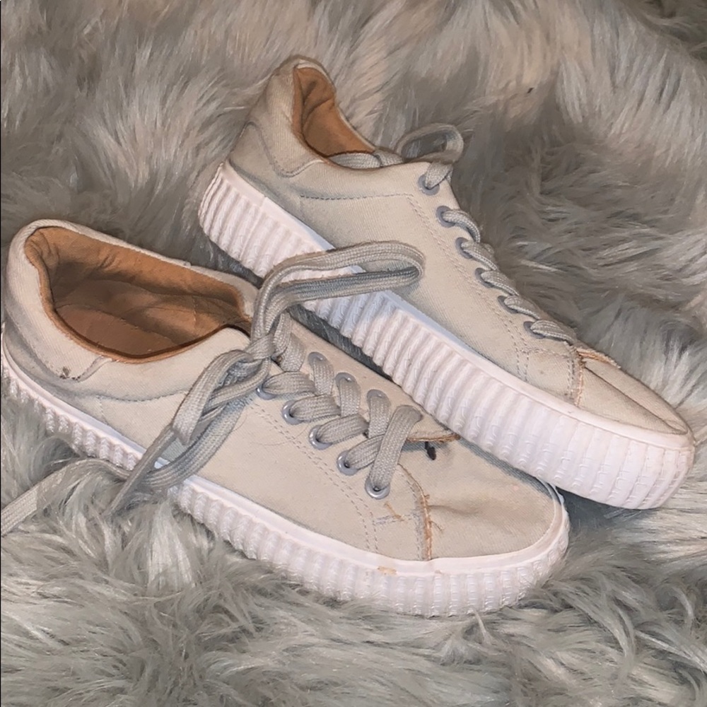 Tennis shoes